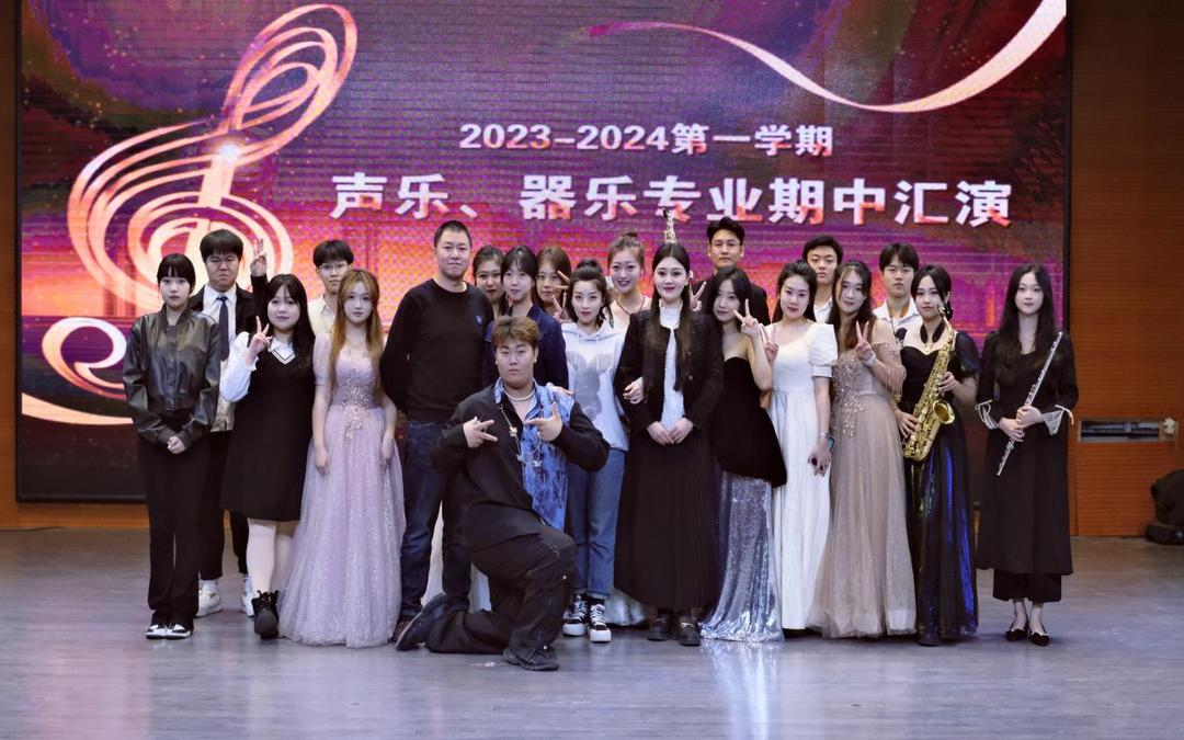 組織各族學生進行匯報演出.jpg